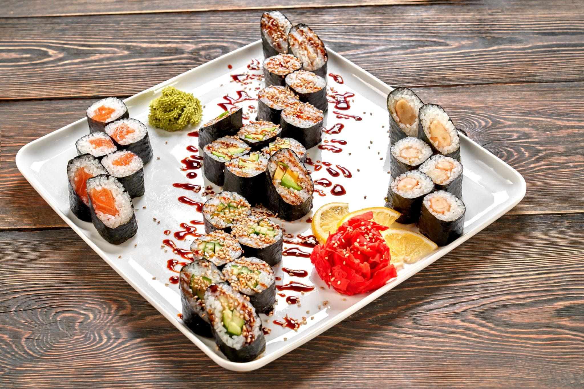 Grand plateau de sushi et sashimi
