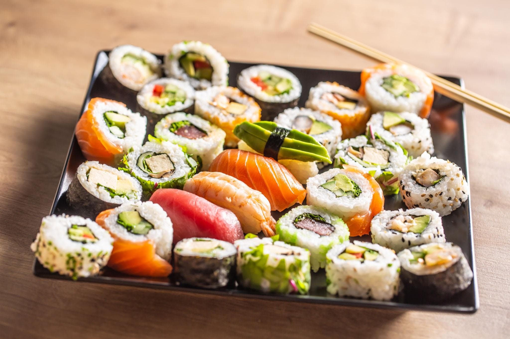 Assortiment de sushi coloré